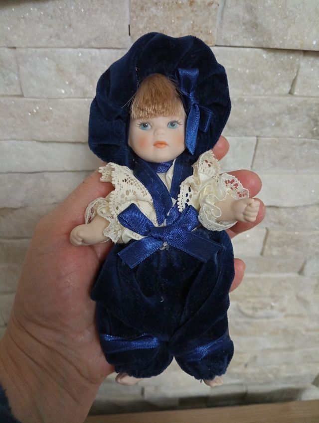 Bambola da collezione in porcellana