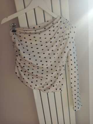 Blusa seda una manga. Zara. Talla S.