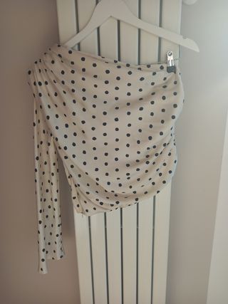 Blusa seda una manga. Zara. Talla S.
