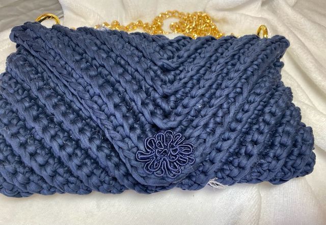 Elegante bolso cartera azul marino. Artesano.