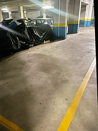 Plaza de garaje muy grande