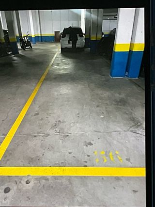 Plaza de garaje muy grande