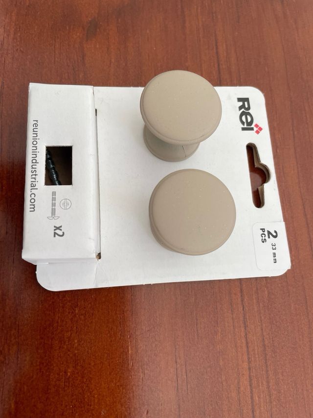 Tiradores de color beige