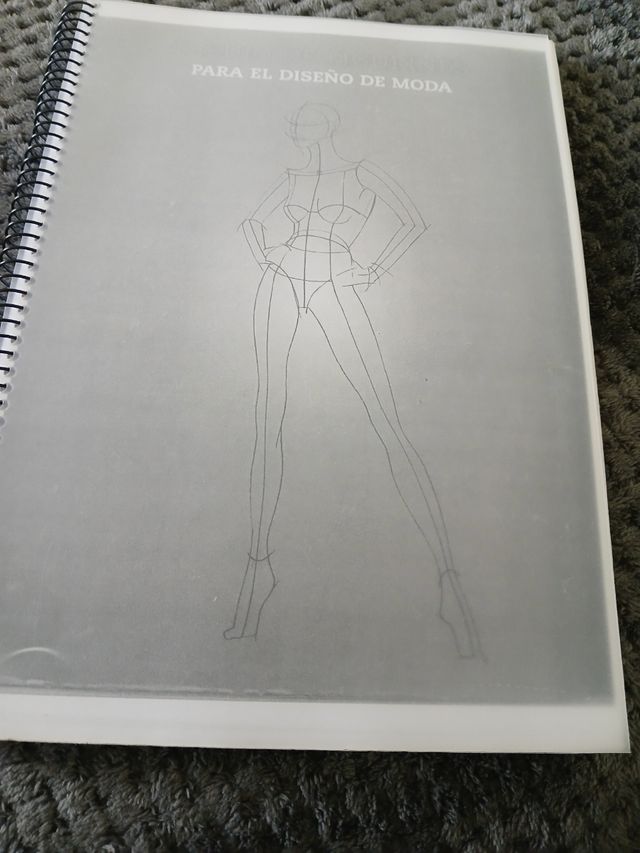 Cuaderno diseño figurines de moda.