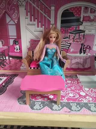 Bella e lussuosa casa delle bambole