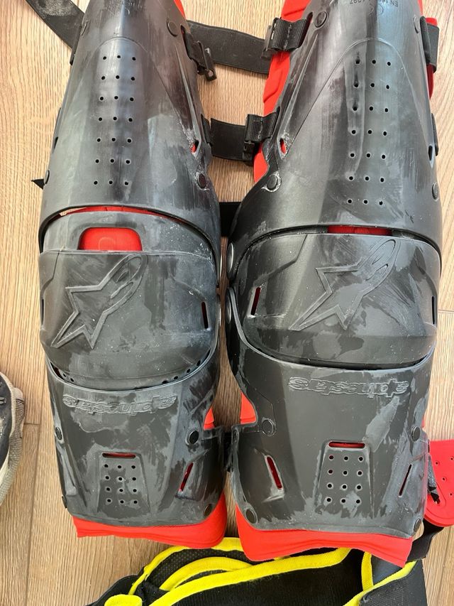 Protecciones Alpinestars y Acerbis