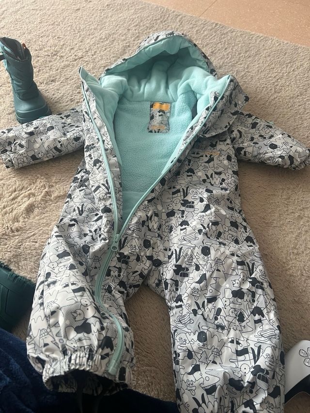 Mono de nieve niña18 meses + botas nieve + guantes