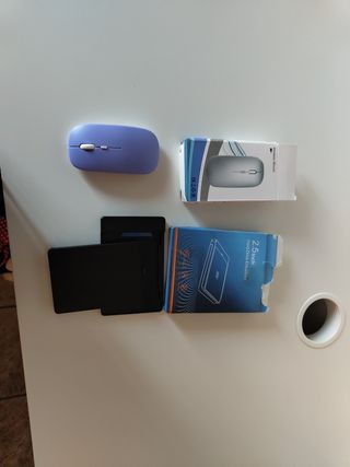 Mouse inalámbrico y adaptador de disco duro 