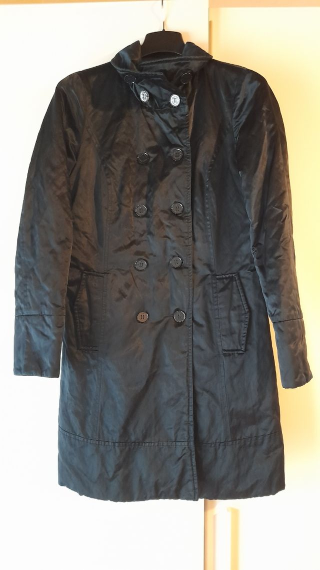 Paola Prata. Trench blu metallizzato