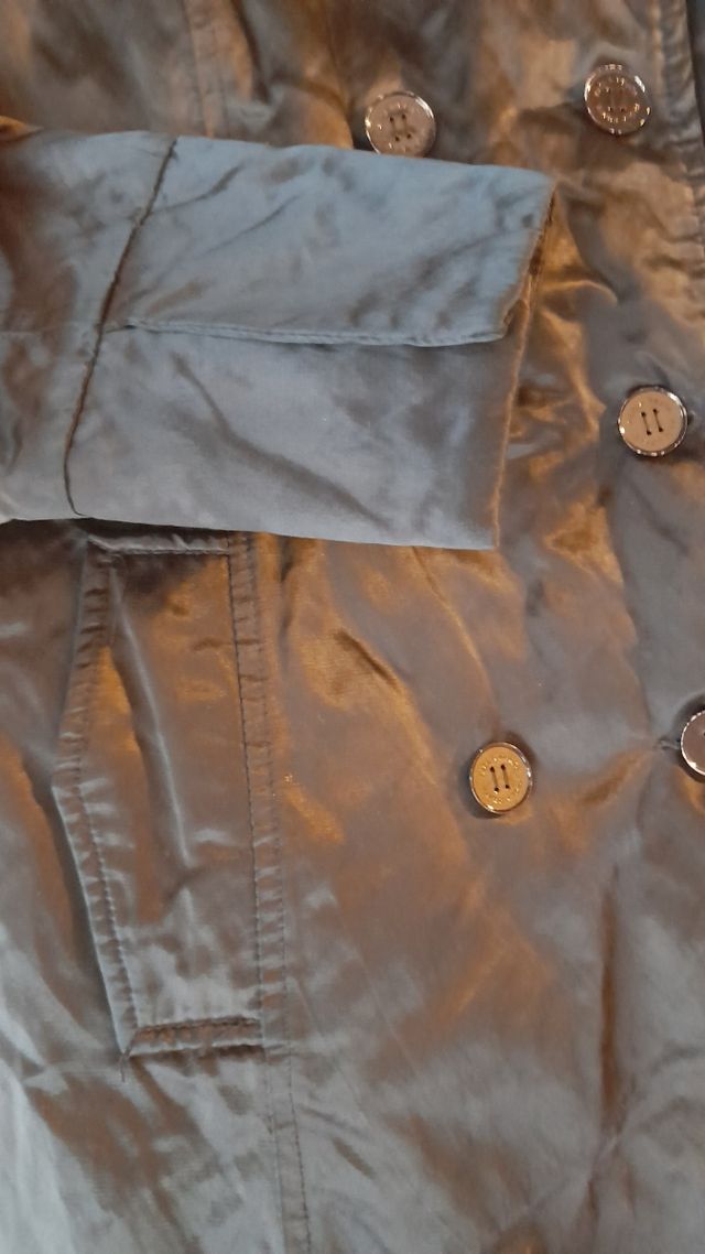 Paola Prata. Trench blu metallizzato