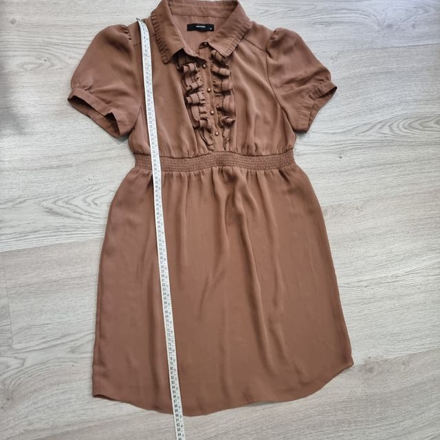 Vestido cámel romántico