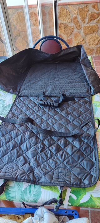 Funda coche para mascota.