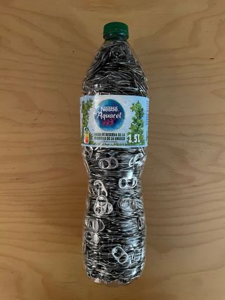 Botella llena chapas de lata