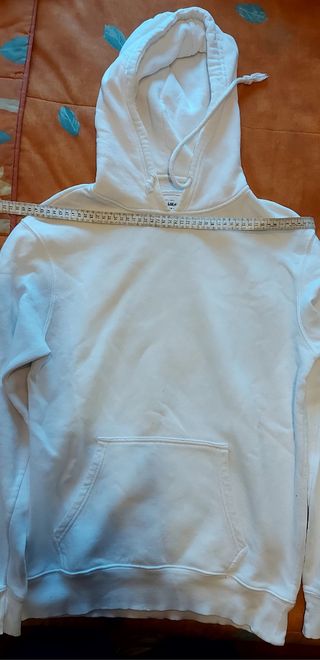 Sudadera blanca de la marca Pull&Bear.