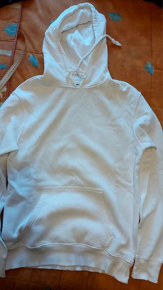 Sudadera blanca de la marca Pull&Bear.