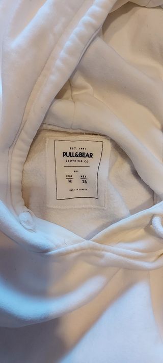 Sudadera blanca de la marca Pull&Bear.