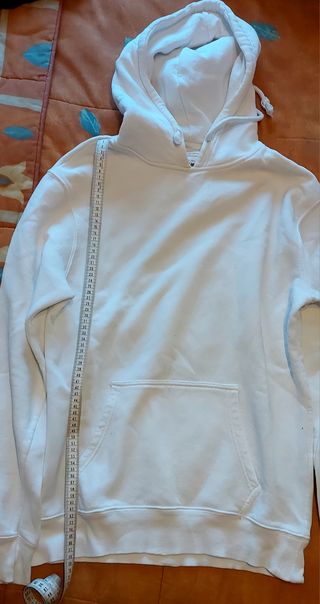 Sudadera blanca de la marca Pull&Bear.