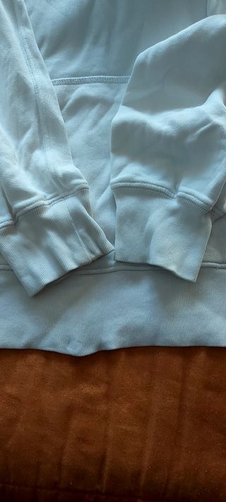 Sudadera blanca de la marca Pull&Bear.