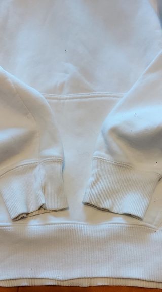 Sudadera blanca de la marca Pull&Bear.