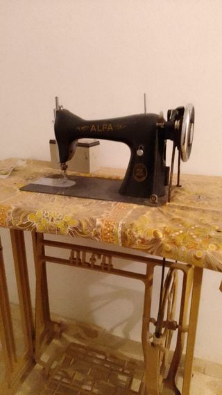 MÁQUINA DE COSER ANTIGUA