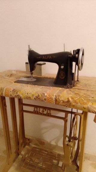 MÁQUINA DE COSER ANTIGUA