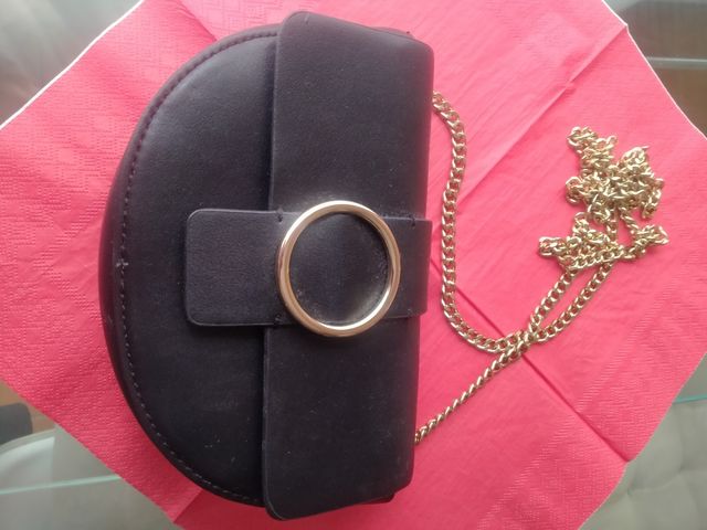 Bolso pequeño negro MANGO,con cadena dorada