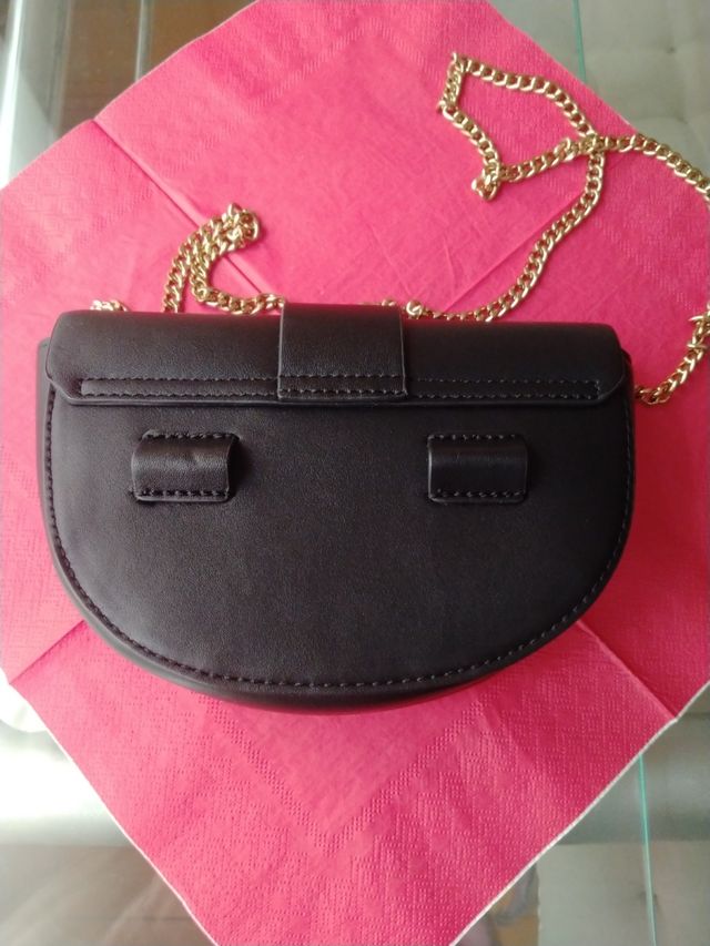 Bolso pequeño negro MANGO,con cadena dorada