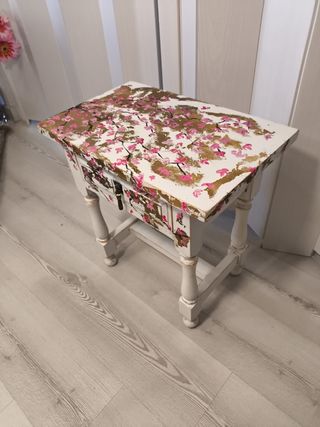 Mesita de noche flor del cerezo