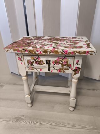 Mesita de noche flor del cerezo