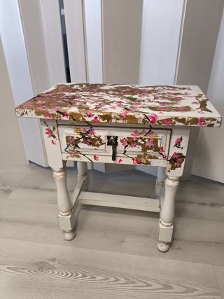 Mesita de noche flor del cerezo