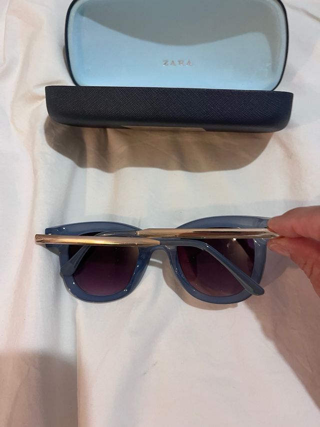 Óculos de sol azul claro