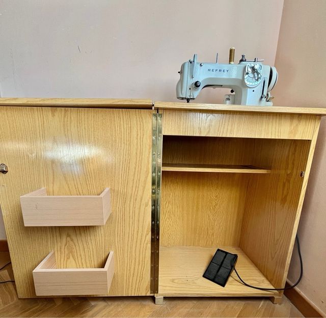 Máquina de coser y mueble incluido