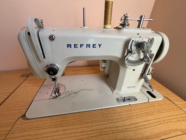 Máquina de coser y mueble incluido