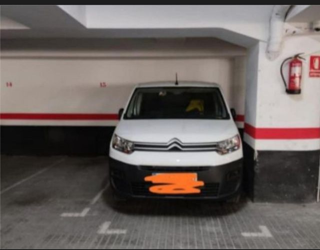 Parquing 🚗 mediano, 🚗 +🏍️ o furgoneta