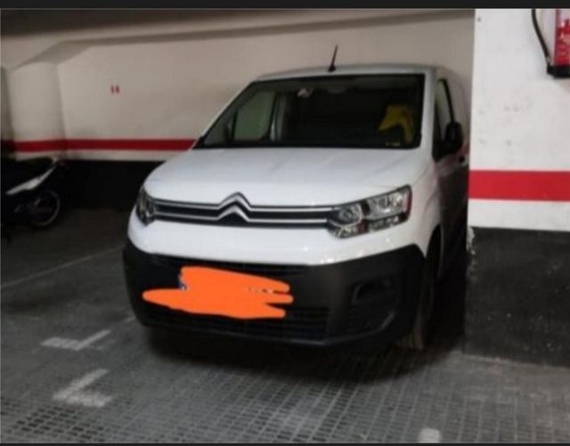 Parquing 🚗 mediano, 🚗 +🏍️ o furgoneta