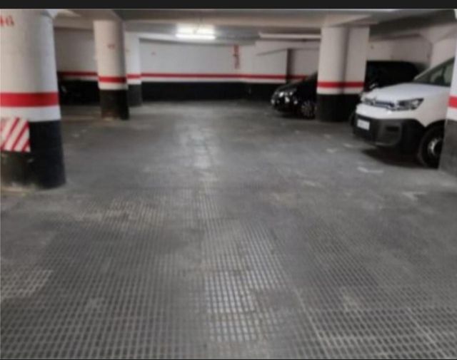 Parquing 🚗 mediano, 🚗 +🏍️ o furgoneta