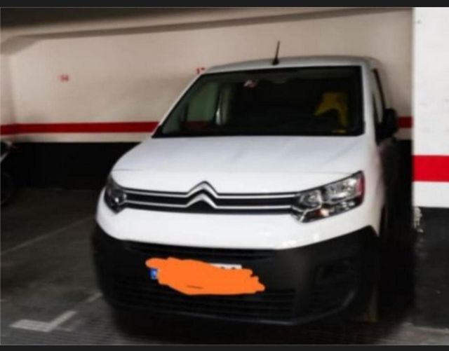 Parquing 🚗 mediano, 🚗 +🏍️ o furgoneta