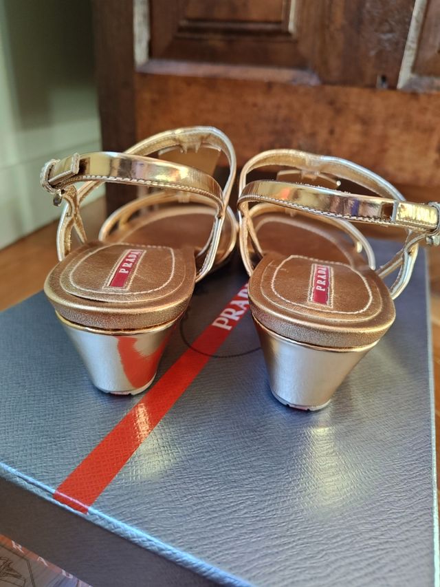 Sandalias Prada patent mirror doradas a estrenar