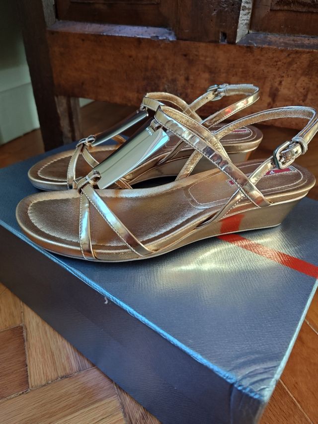 Sandalias Prada patent mirror doradas a estrenar
