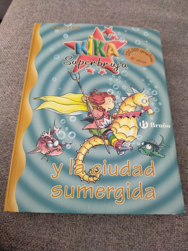 Kika Superbruja y la ciudad sumergida (Kika Superbruja / Kika Superwitch) (Spanish Edition)