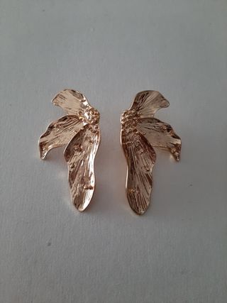 Pendientes dorados de mitad de flor