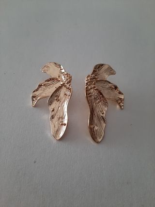 Pendientes dorados de mitad de flor