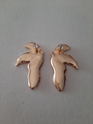 Pendientes dorados de mitad de flor