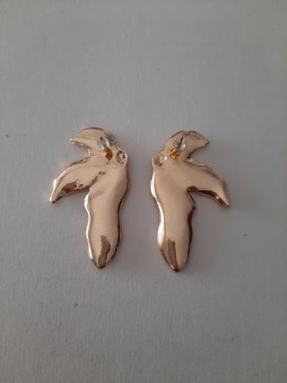 Pendientes dorados de mitad de flor