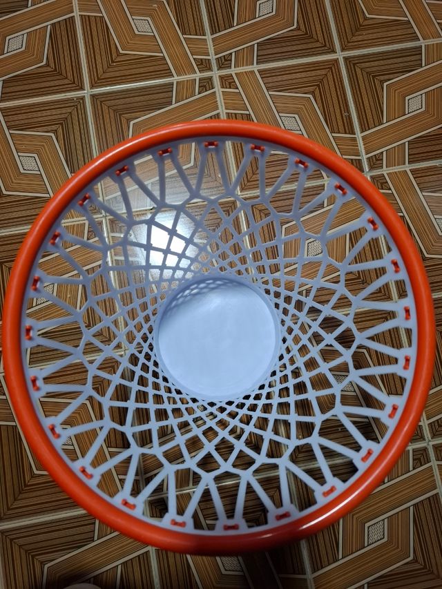 Legami cestino a forma di canestro