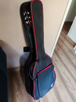 Guitarra española marca Admira + funda + cuerdas