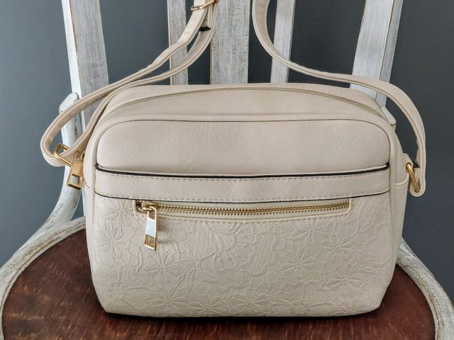 Bolso bandolera con relieve