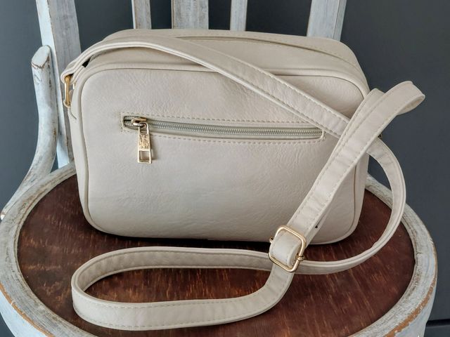 Bolso bandolera con relieve