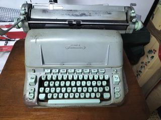 Maquina de escribir antigua