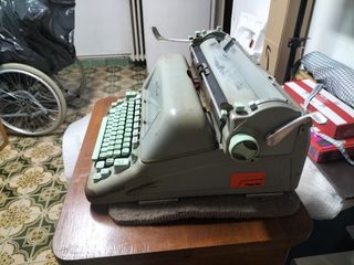 Maquina de escribir antigua